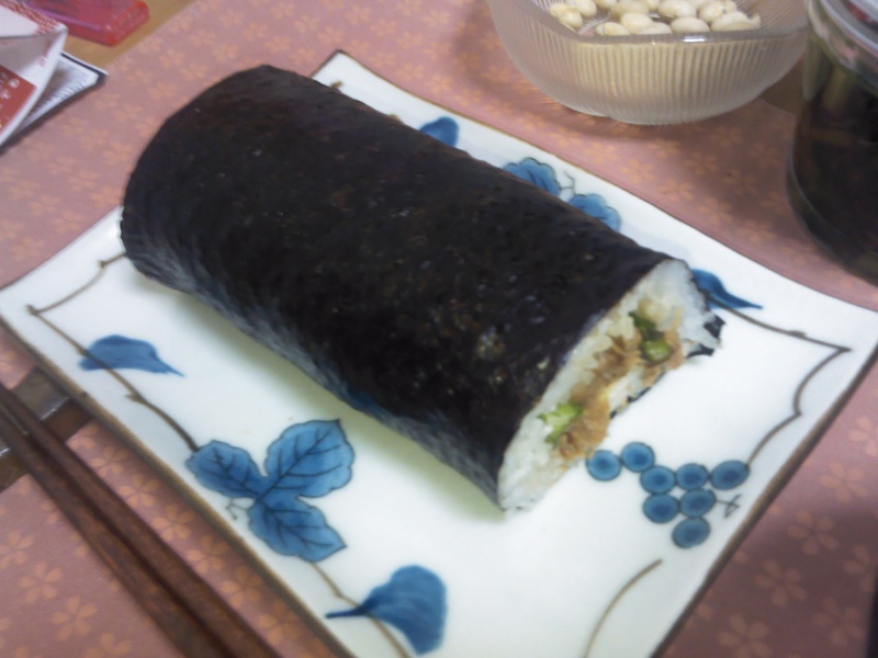 で、恵方巻きを食べてみる