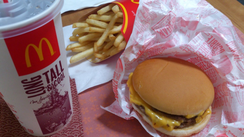 ダブルチーズバーガーを食べてみる