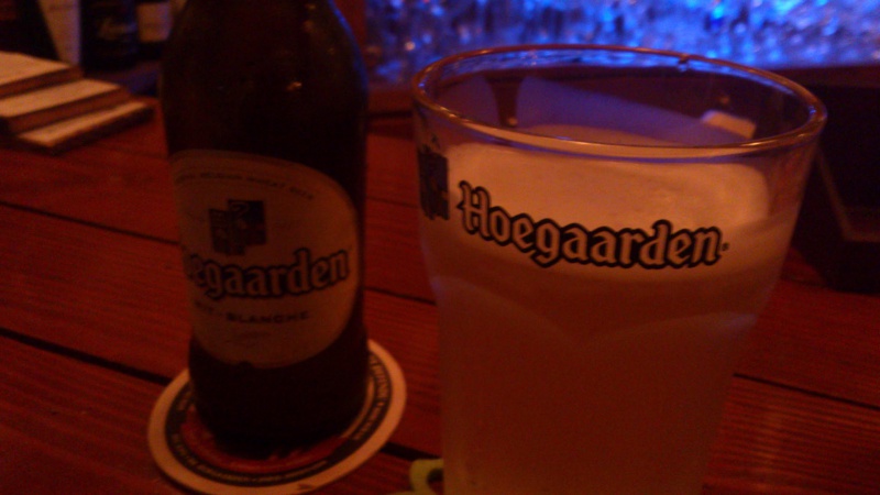 名古屋のバー Bar Crew’s Quartersでベルギーなビール Hoegaarden Whiteを飲んでみる