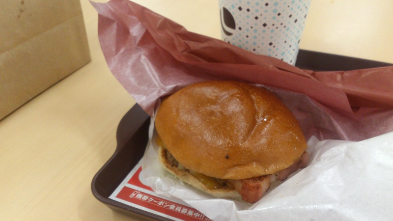 ロッテリアの”はみ出しベーコン絶品チーズバーガー”を食べてみる