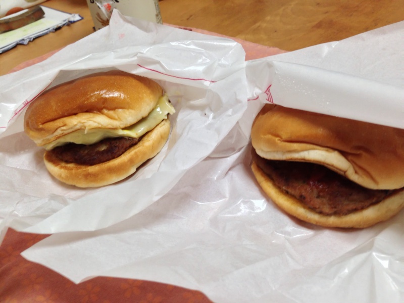 モスバーガーの”チーズバーガー”と”ハンバーガー”を食べてみる