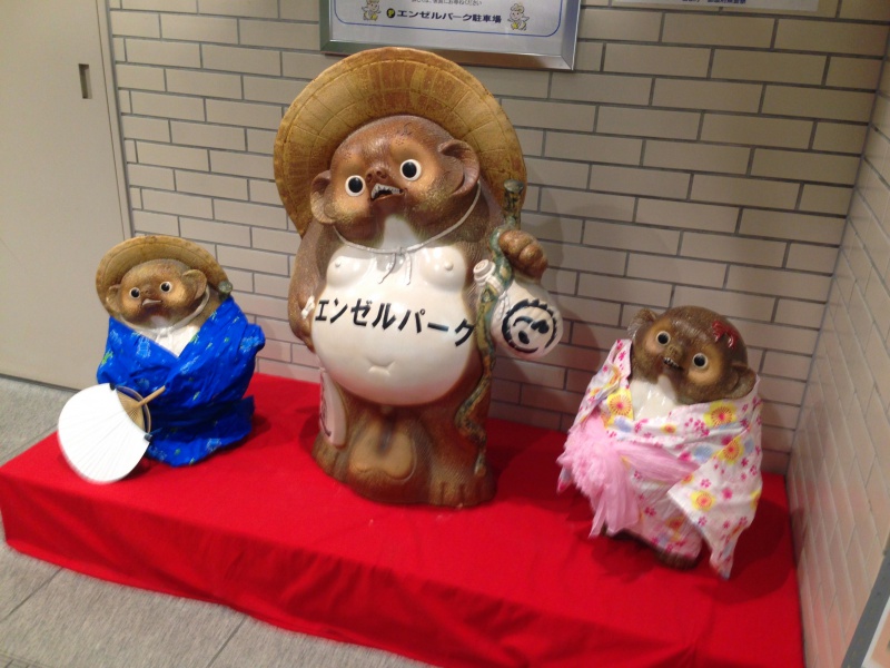 名古屋のエンゼルパークにある信楽焼のタヌキを撮ってみる