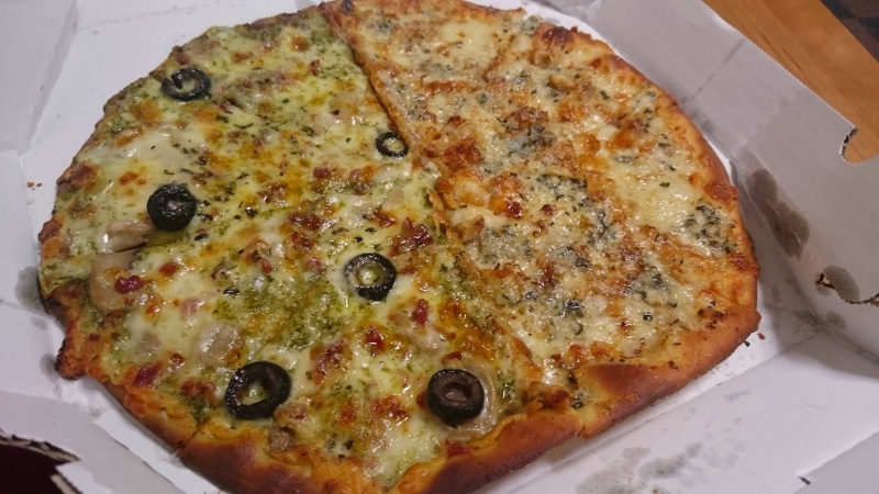 ぴざどきのジェノバとクワトロチーズ ハーフ&ハーフのピザを食べてみる