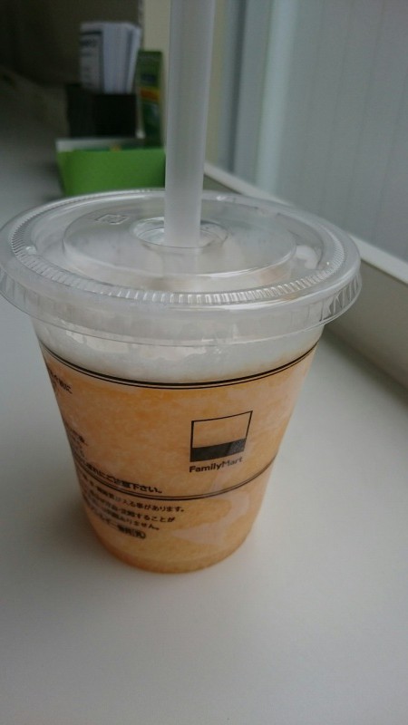 ファミリーマートのマンゴ&オレンジフラッペを飲んでみる