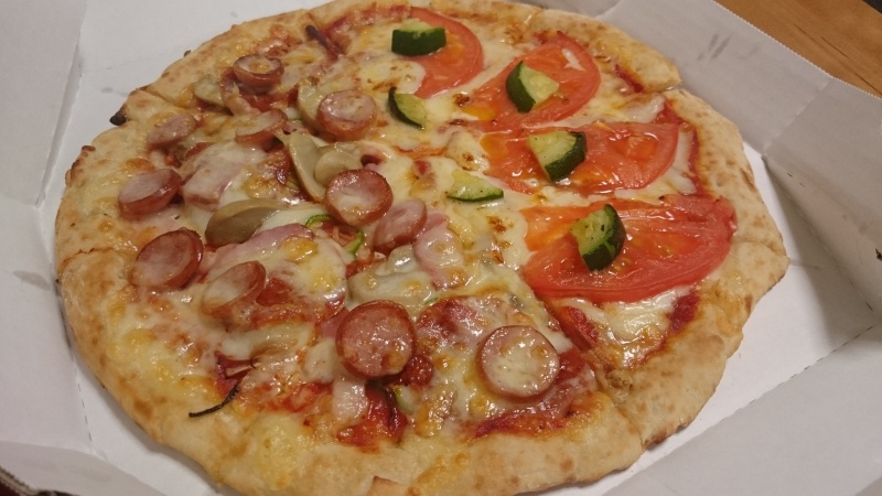 ぴざどきのソーセージベーコンとモッツァレラチーズのハーフ&ハーフを食べてみる
