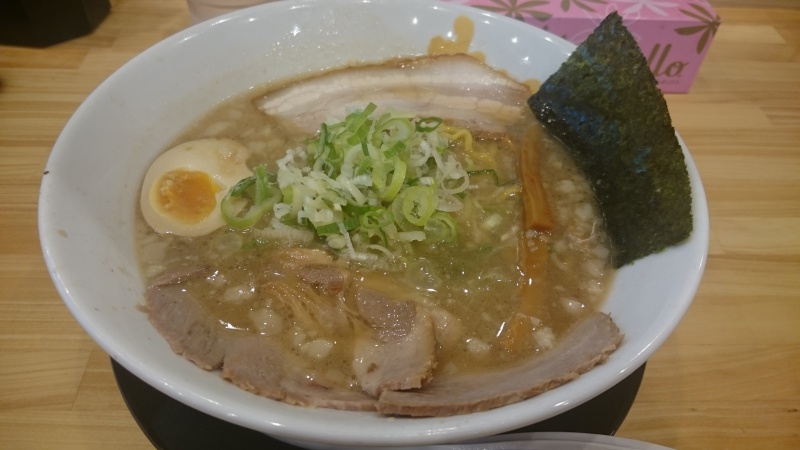 愛知県のラーメン屋 麦笑で塩とんこつラーメンを食べてみる