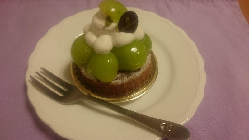 名古屋のケーキ屋 La fabrique du sourireのシャインマスカットのタルトを食べてみる
