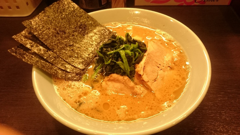 名古屋のラーメン屋 横浜家系豚骨醤油極太麺 侍で塩豚骨ラーメンを食べてみる