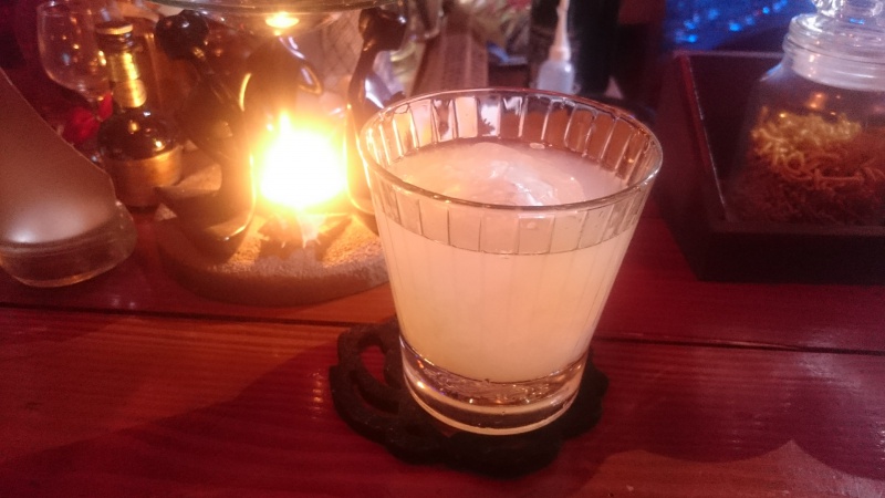 名古屋のバー Bar Crew’s Quartersで梅干しと塩こんぶをつまみにソルティードックを飲んでみる