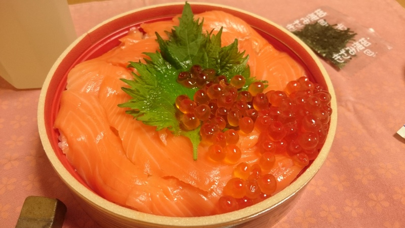 ひつまぶし専門店 八兵衛のサーモンといくら丼を宅配してもらって食べてみる