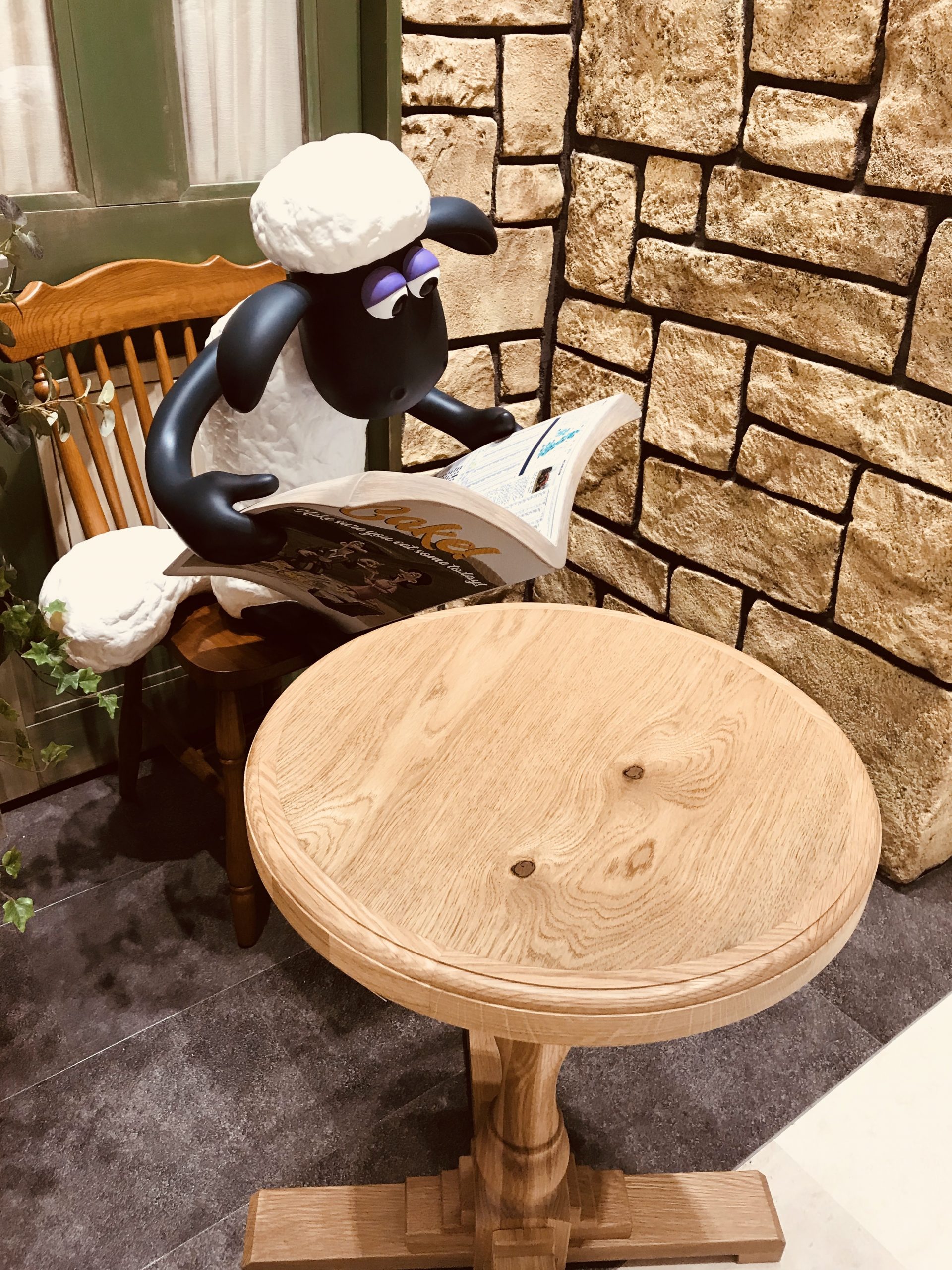 プライムツリー赤池にあるカフェ “ひつじのショーン Farm Cafe”におる本を読んでるひつじのショーンに近づいてみる