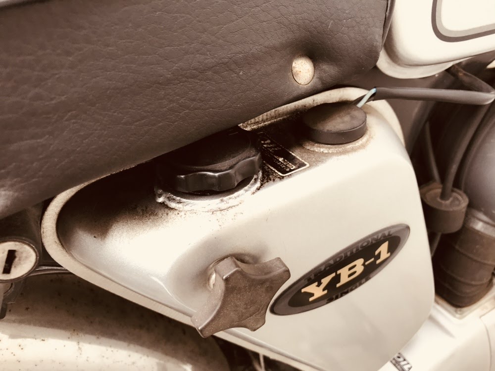 YB-1のオイルタンクキャップが壊れたので新品の純正パーツに交換してみる