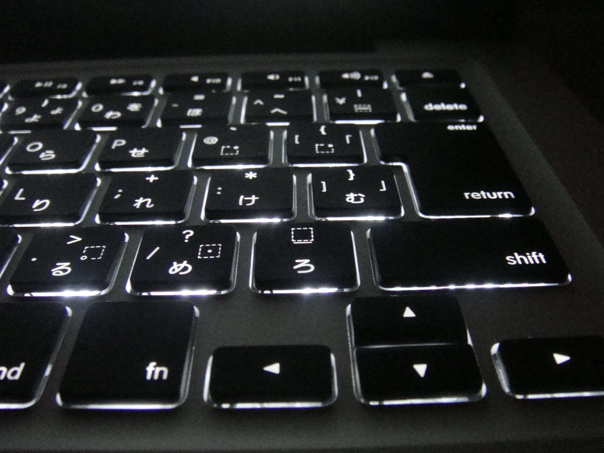 MacBook Proのキーボードが白色に光ることに気づいてみる