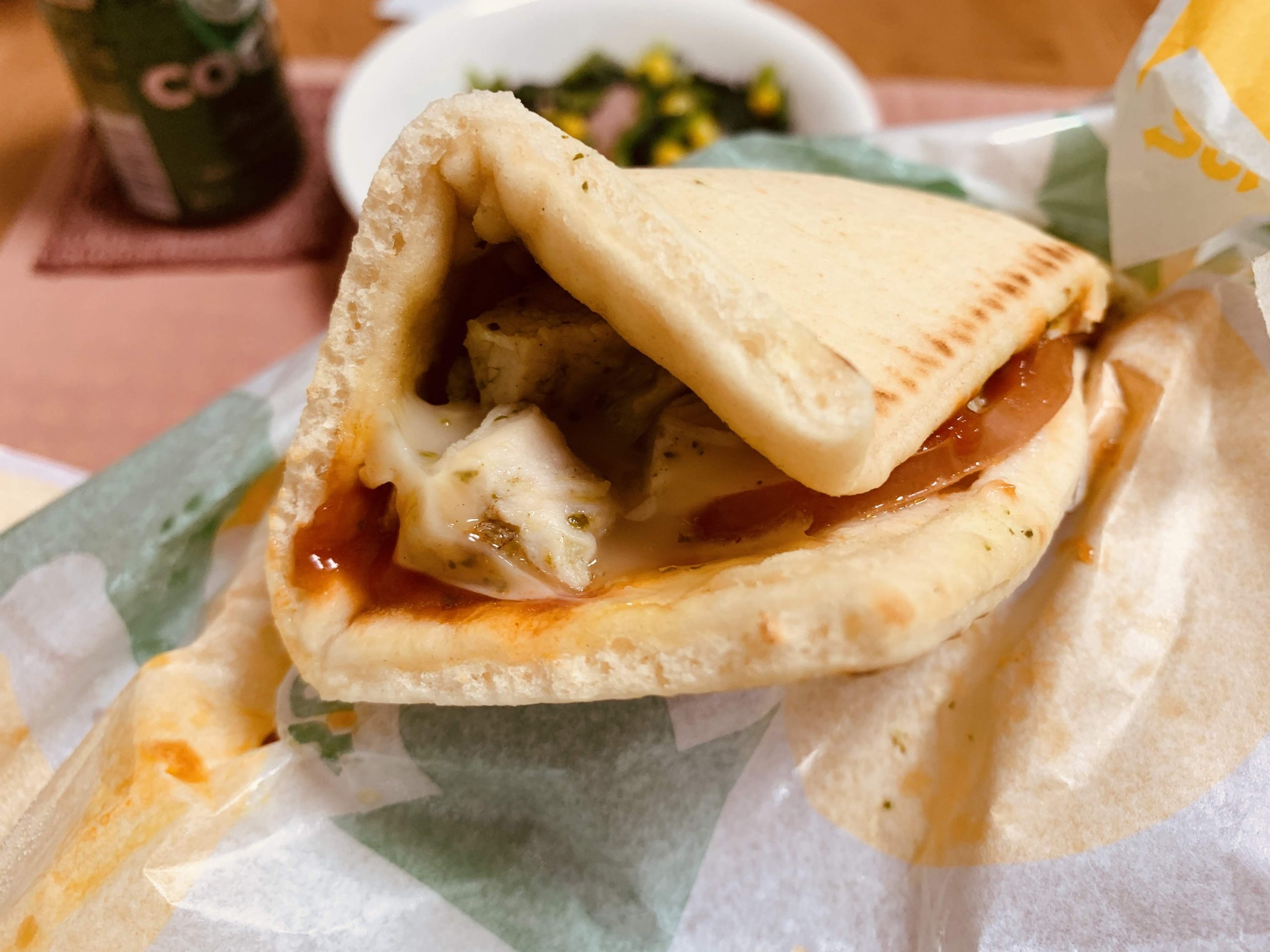 SUBWAYの”大人モッツァレラ チキン”をフラットブレッドで食べてみる