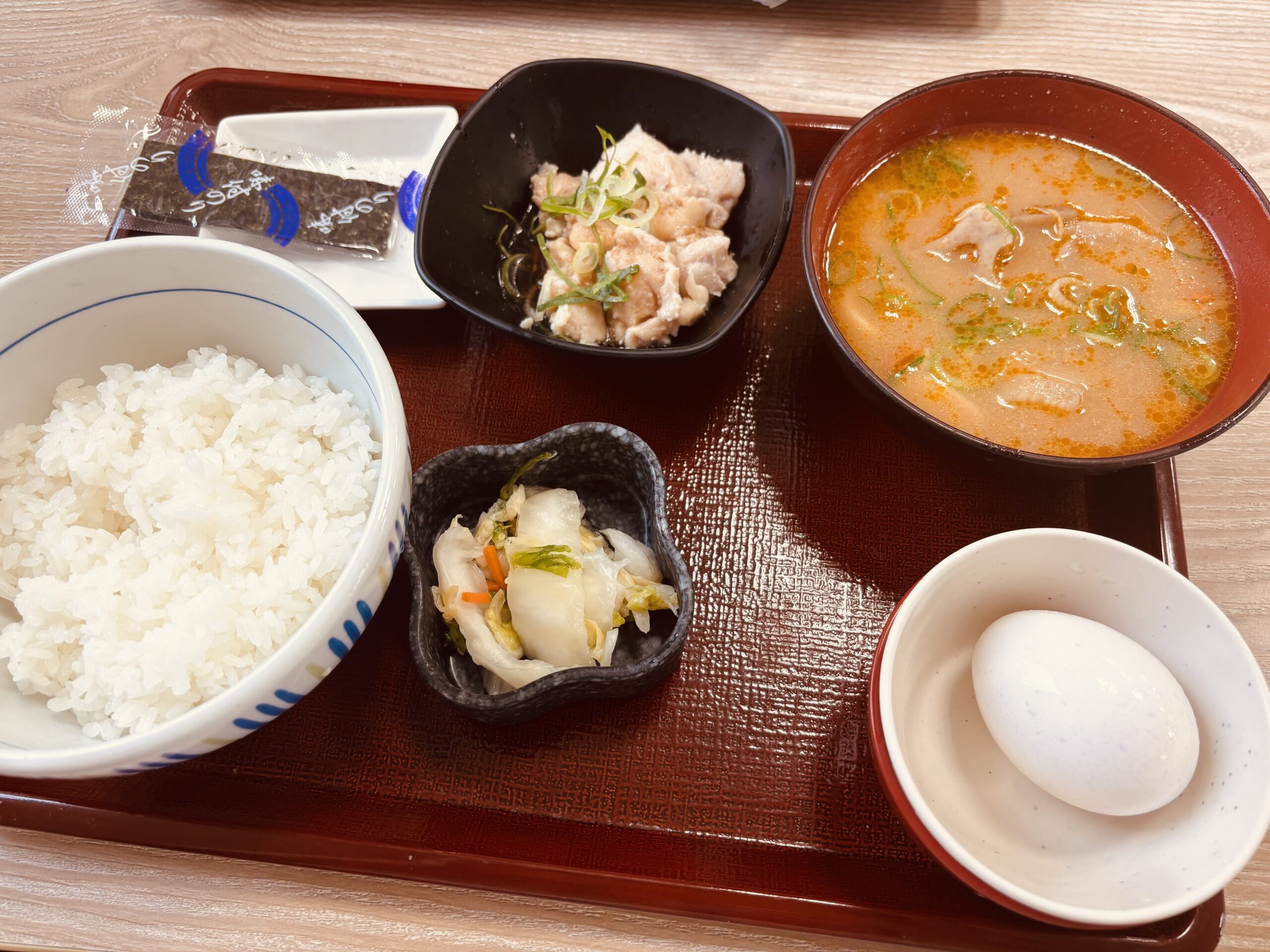 なか卯の”こだわり卵の鶏小鉢朝食”と”豚汁”を食べてみる